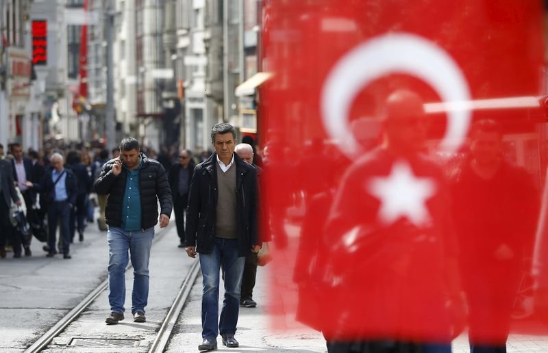 Türkiye’de nüfusun çoğu bir hafta tatil yapamıyor, eski mobilyasını değiştiremiyor, borç veya taksit ödüyor