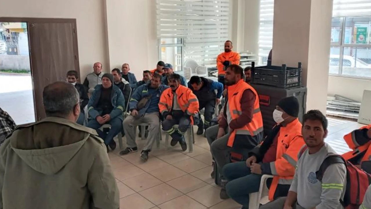 Seyhan Belediyesi’nde grev: Maaşlarını alamayan işçiler hak arayışında!