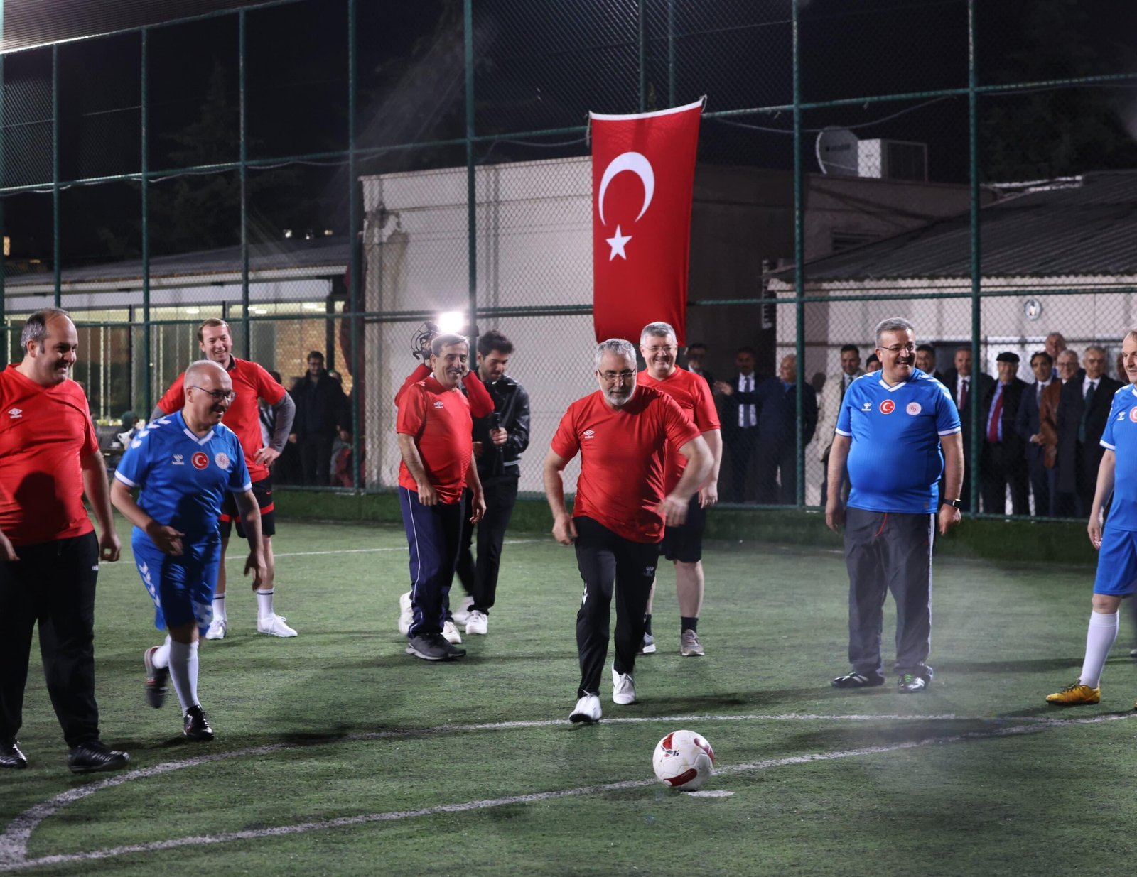 İşçi, Konfederasyonlardan Masada Dik Duruş Beklerken..