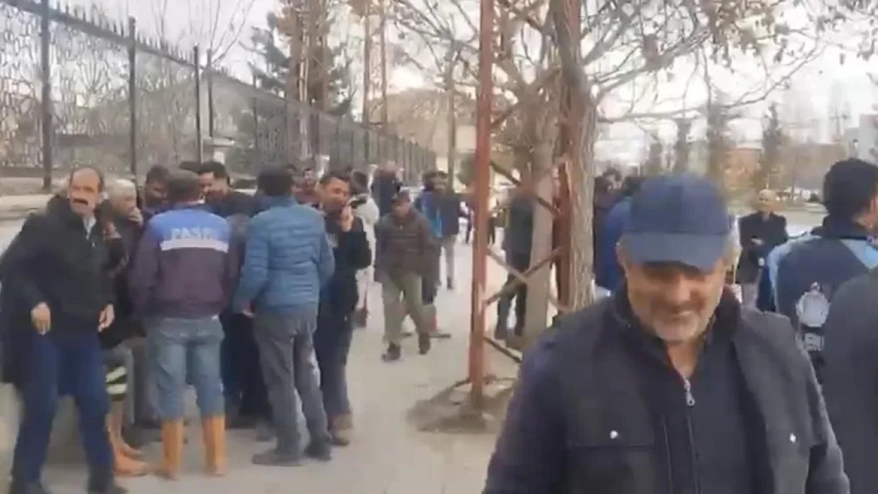 Patnos Belediyesi’nde maaş krizi: İşçiler ödenmeyen maaşlar için ses yükseltti